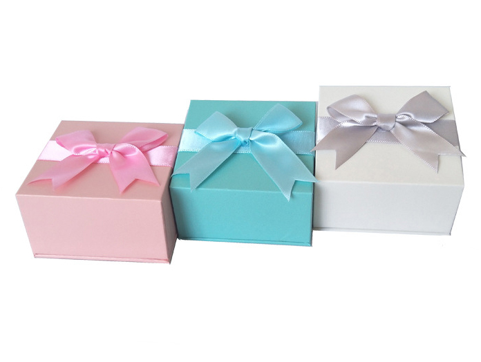 White Cardboard Boxes With Bowknot Custom Your Own Logo